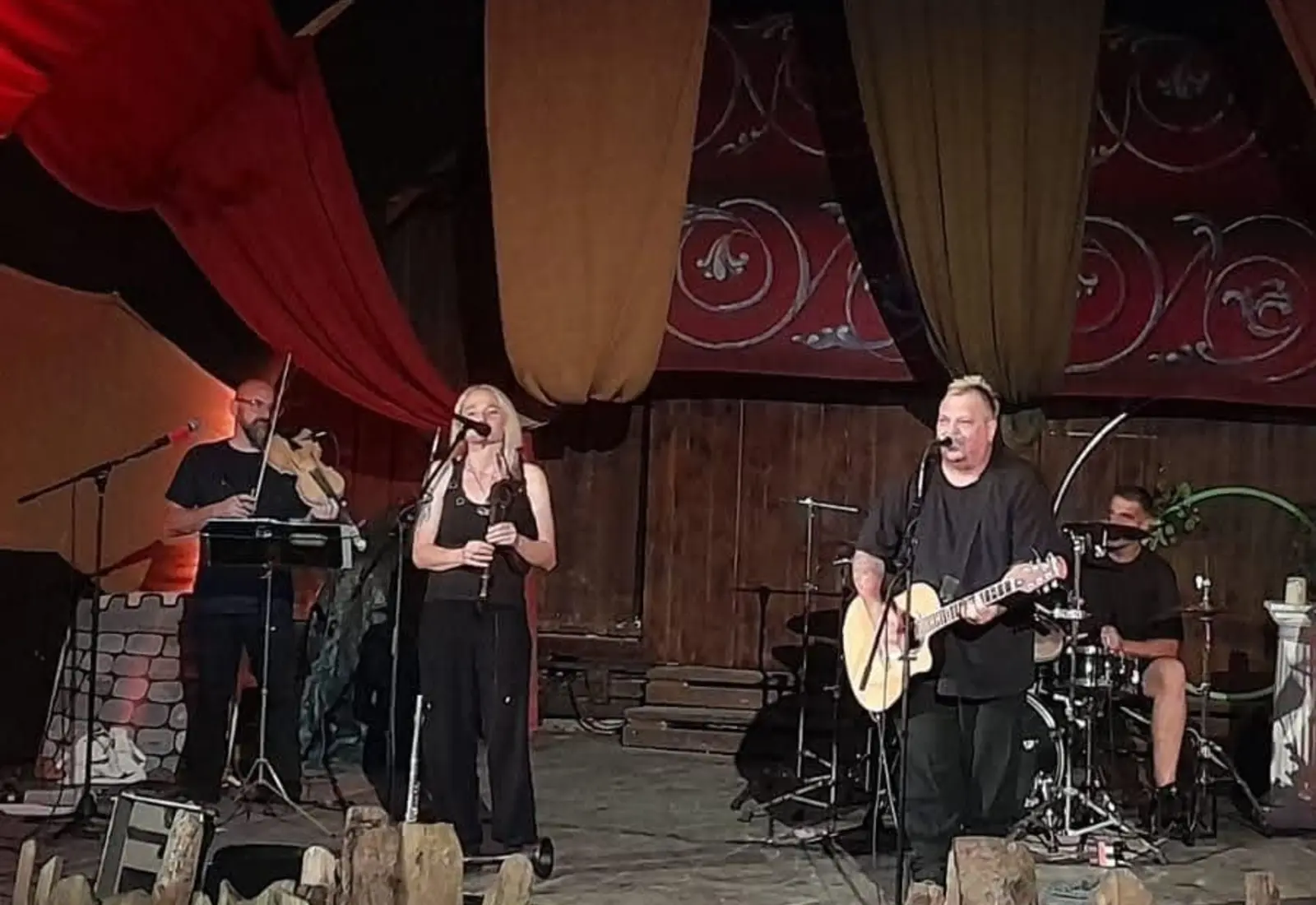 Ewigfern live auf der Bühne